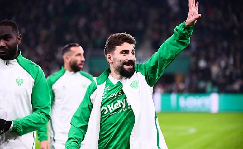Illustration : "Mercato ASSE : Une offre record se prépare pour le départ de Zuriko Davitashvili !"