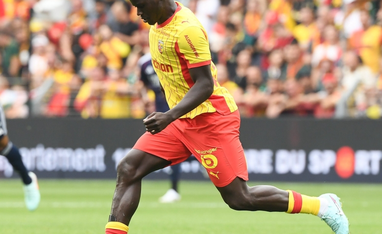 Illustration : "Mercato Lens : Malang Sarr quitte les Sang et Or après une saison historique !"