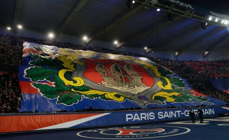Illustration : "Mercato PSG : Un crack de 18 ans veut claquer la porte après ses exploits au Mondial !"