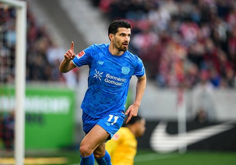 Illustration : Mercato OM : Un ancien attaquant de l'OL appelle Marseille pour signer !