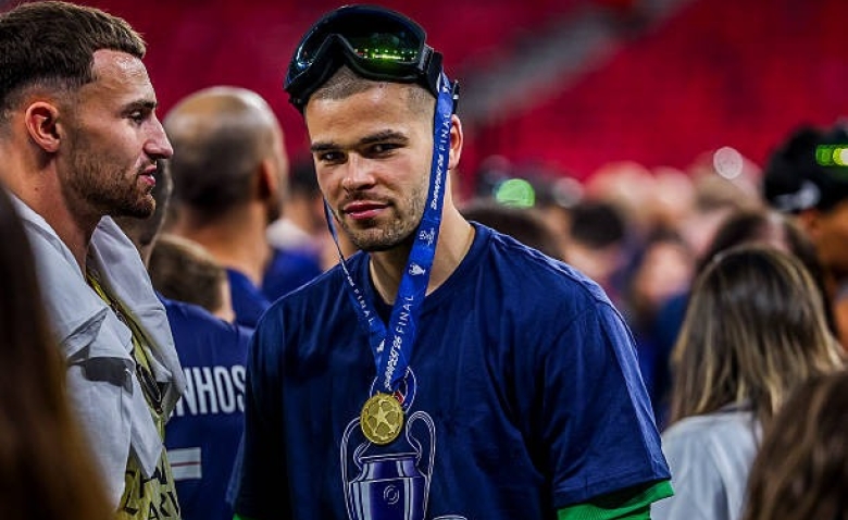 Illustration : "Mercato PSG : Comment Lucas Chevalier vient de faire capoter un transfert XXL"