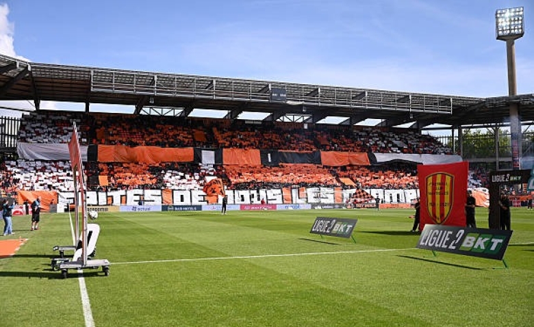 Illustration : "Mercato Lorient : Strasbourg et le Paris FC au coude-à-coude pour s'offrir un crack des Merlus"