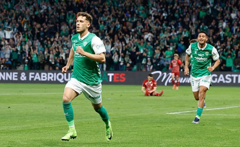 Illustration : "Mercato ASSE : Un géant de Ligue des Champions dégaine une offre surprise pour Lucas Stassin !"
