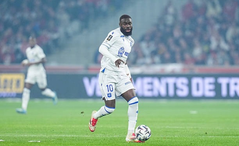 Illustration : "Mercato : Rupture totale entre Lassine Sinayoko et Auxerre après une trahison présumée !"