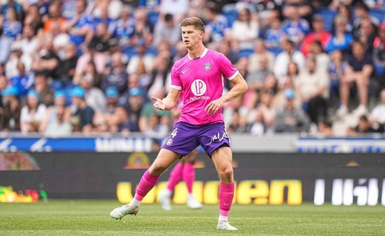 Illustration : "Mercato Toulouse, Rennes : Un club anglais double le SRFC pour Charlie Cresswell"
