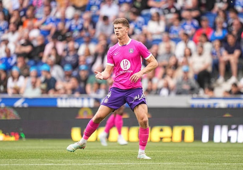 Illustration : Mercato Toulouse, Rennes : Un club anglais double le SRFC pour Charlie Cresswell