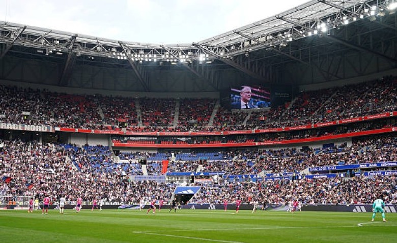 Illustration : "Mercato OL : Concurrence avec le Paris FC pour une nouvelle sensation de 18 ans"
