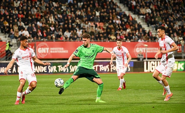 Illustration : "Mercato ASSE : Galatasaray et Besiktas à l'assaut, Saint-Étienne bloque Lucas Stassin"