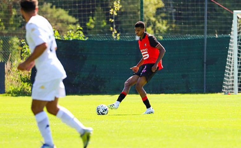Illustration : "Mercato Rennes : Fulham et Liverpool à l'affût, le SRFC résiste pour Aït Boudlal"