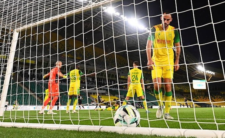 Illustration : "FC Nantes - Red Star (0-1) : Huis clos, fureur de Der Zakarian... C'est déjà la crise chez les Canaris"