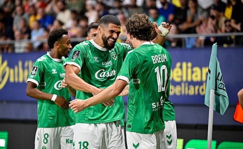 Illustration : "Mercato ASSE : Un départ XXL suivi d'une arrivée de poids dans l'entrejeu ?"