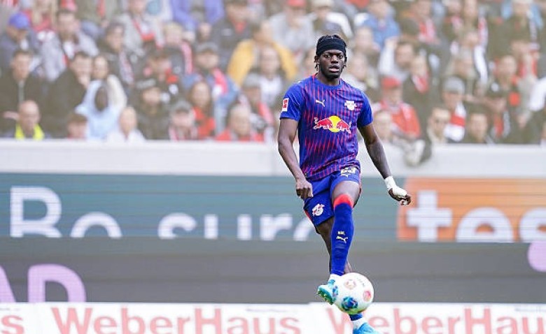 Illustration : "Ex-OL : Le Barça passe à l'attaque pour Castello Lukeba, gros jackpot en vue pour Lyon !"