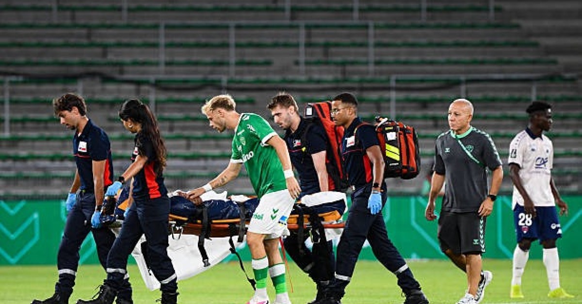 ASSE - Clermont : Évacué par le SAMU après un KO effrayant, les nouvelles tombent pour João Ferreira !