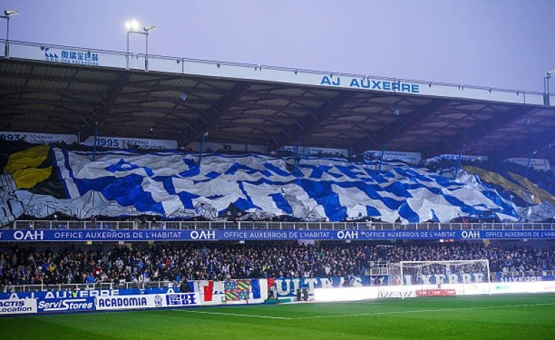 Illustration : "Mercato Auxerre : Gros chèque et gros salaire en moins, l'AJA acte un nouveau départ !"