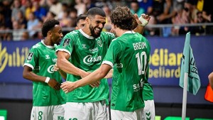 Illustration : Mercato ASSE : Un club ambitieux de Ligue 1 veut chiper la pépite offensive des Verts !