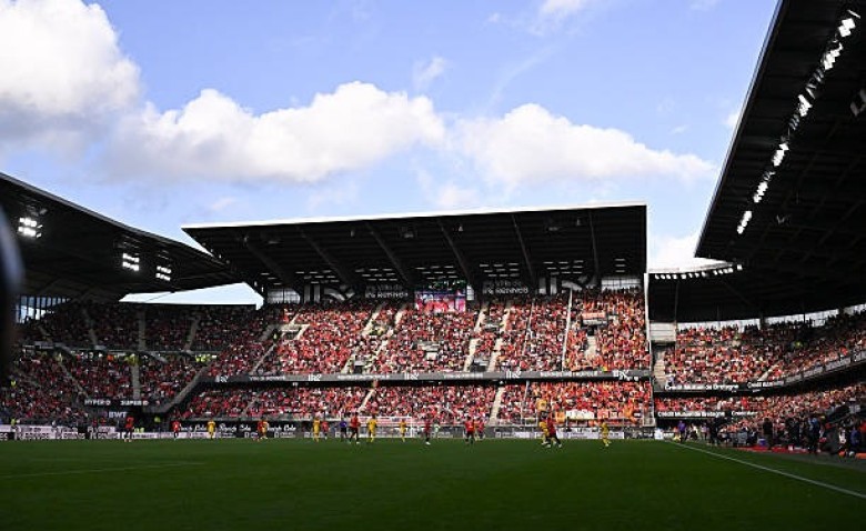 Illustration : "Mercato Rennes : Un renfort offensif très critiqué arrive en prêt au Roazhon Park"