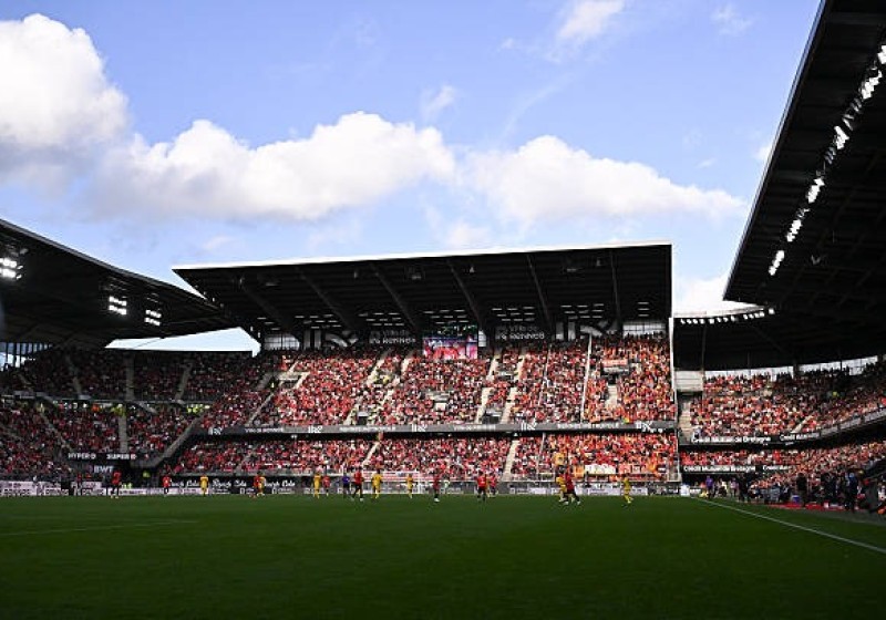 Illustration : Mercato Rennes : Un renfort offensif très critiqué arrive en prêt au Roazhon Park