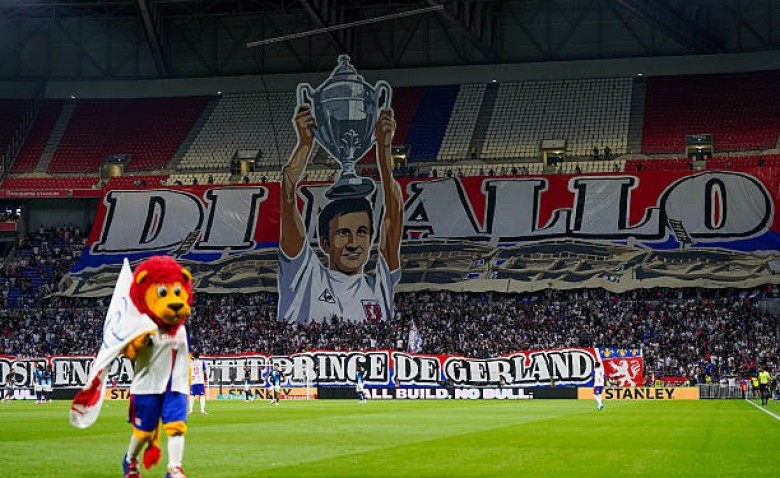Illustration : "Mercato OL : Un international français vers une arrivée surprise en prêt !"