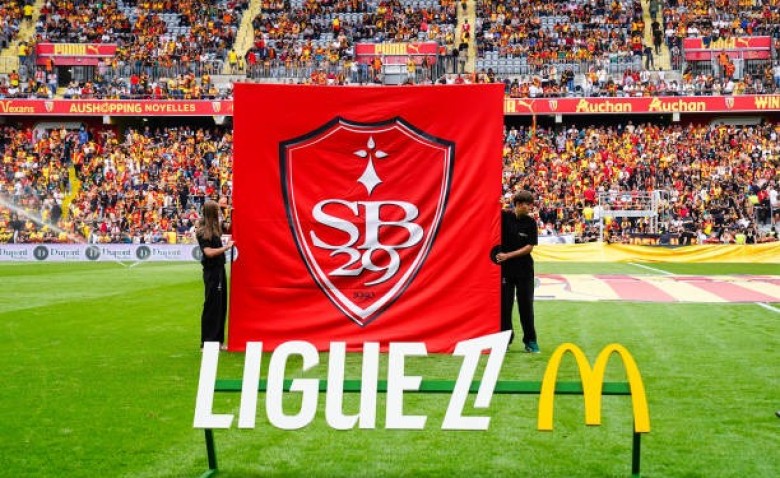 Illustration : "Mercato Brest : Une pépite achetée par Liverpool débarque dans le Finistère !"