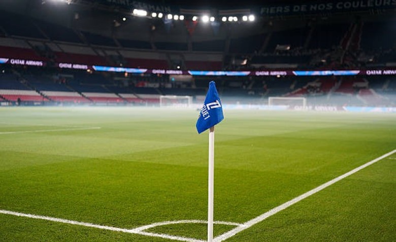 Illustration : "Ligue 1 : Le PSG dépense une fortune pour sauver son terrain !"