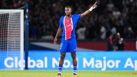 Illustration : "Mercato PSG : Arsenal et Manchester City prêts à faire sauter la banque pour Pacho !"