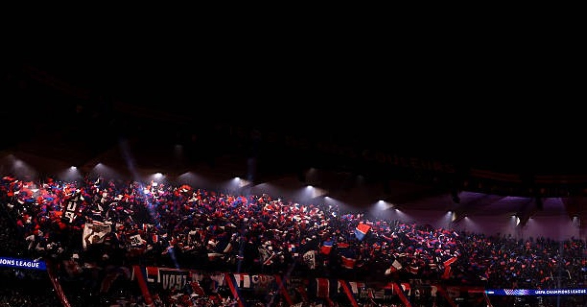 PSG - Slovan Bratislava : Incident dans le parcage visiteur pendant la minute de silence