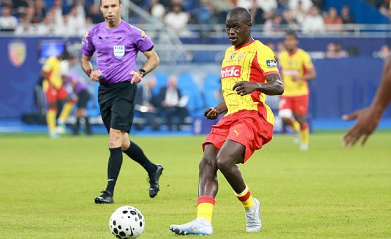 Illustration : "Ex-Lens : Malang Sarr victime d'agression et d'extorsion lors de sa signature à NEOM"