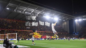 Illustration : RC Lens : Deux supporters condamnés à des amendes pour l'utilisation de fumigènes à Bollaert
