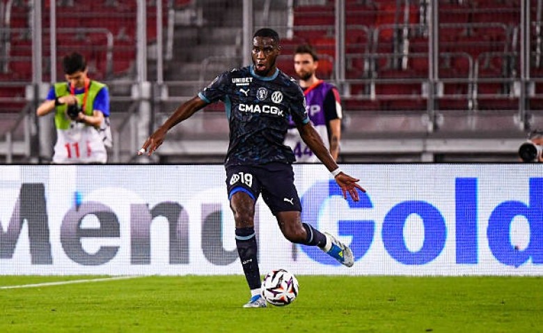 Illustration : "OM : Geoffrey Kondogbia pris à partie par des supporters après le match à Troyes"