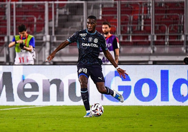 Illustration : OM : Geoffrey Kondogbia pris à partie par des supporters après le match à Troyes