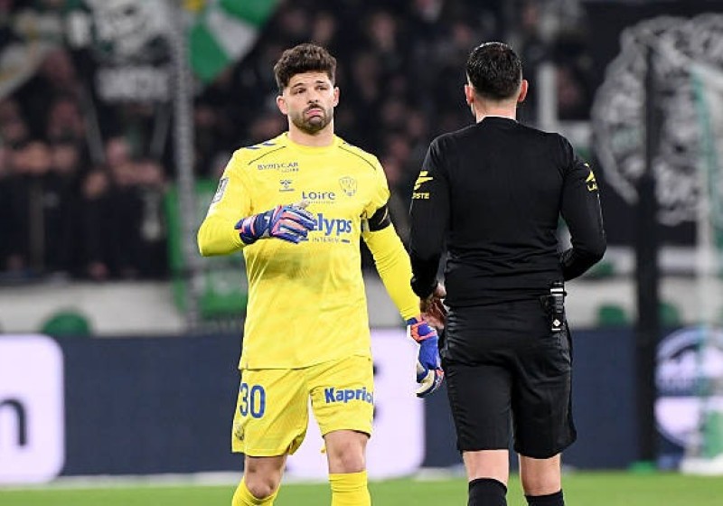 Illustration : ASSE : Larsonneur sur le flanc pour le choc face au Red Star