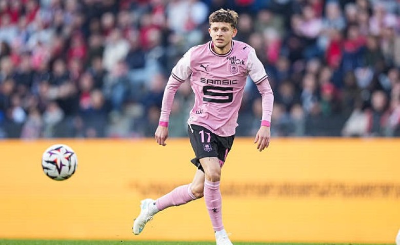 Illustration : "Mercato Rennes : Como, Naples... Le dossier Sebastian Szymanski va s'enflammer"