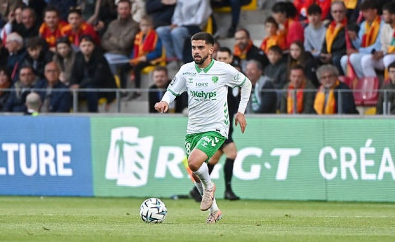 Illustration : "Mercato ASSE : Igor Miladinovic tranche brutalement pour son avenir loin de Saint-Étienne"