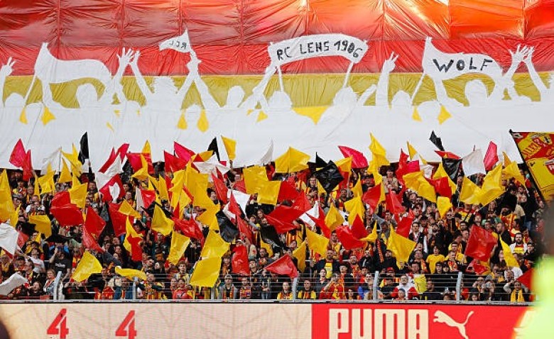 Illustration : "Ligue des Champions : L'UEFA assène un coup de massue aux supporters du RC Lens"